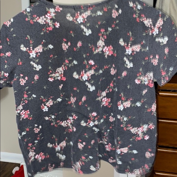 Xs flower prints top with no sleeves top - Picture 2 of 4